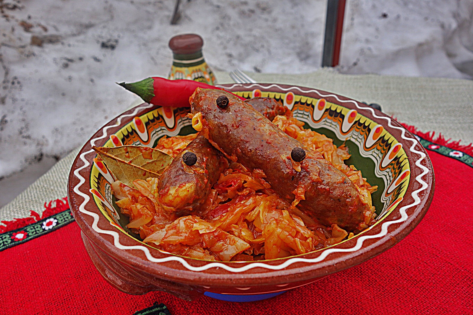 Varza murata cu carnati de porc de casa, la cuptor