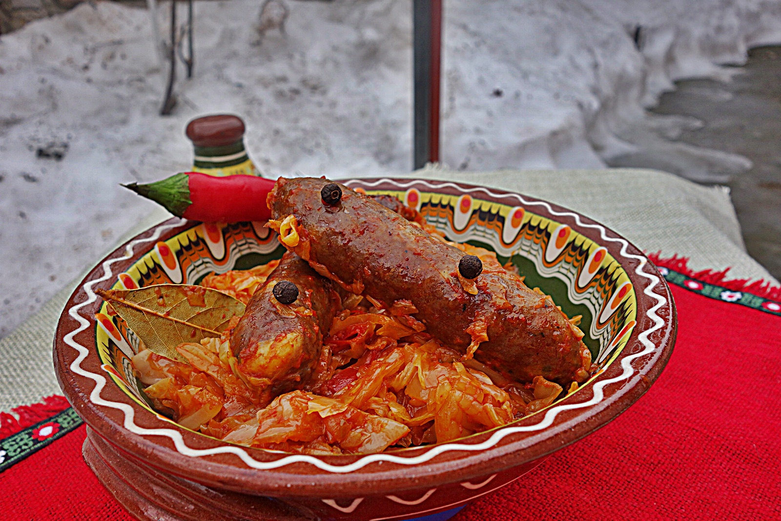 Varza murata cu carnati de porc de casa, la cuptor