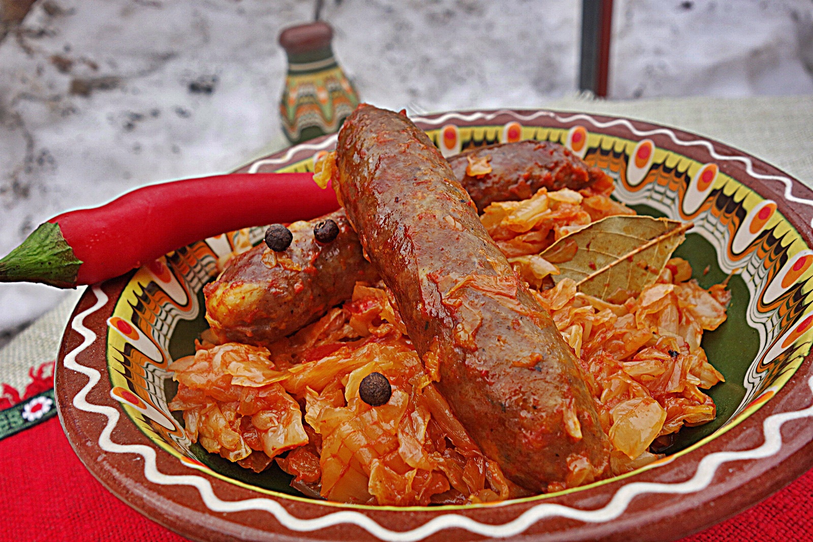 Varza murata cu carnati de porc de casa, la cuptor