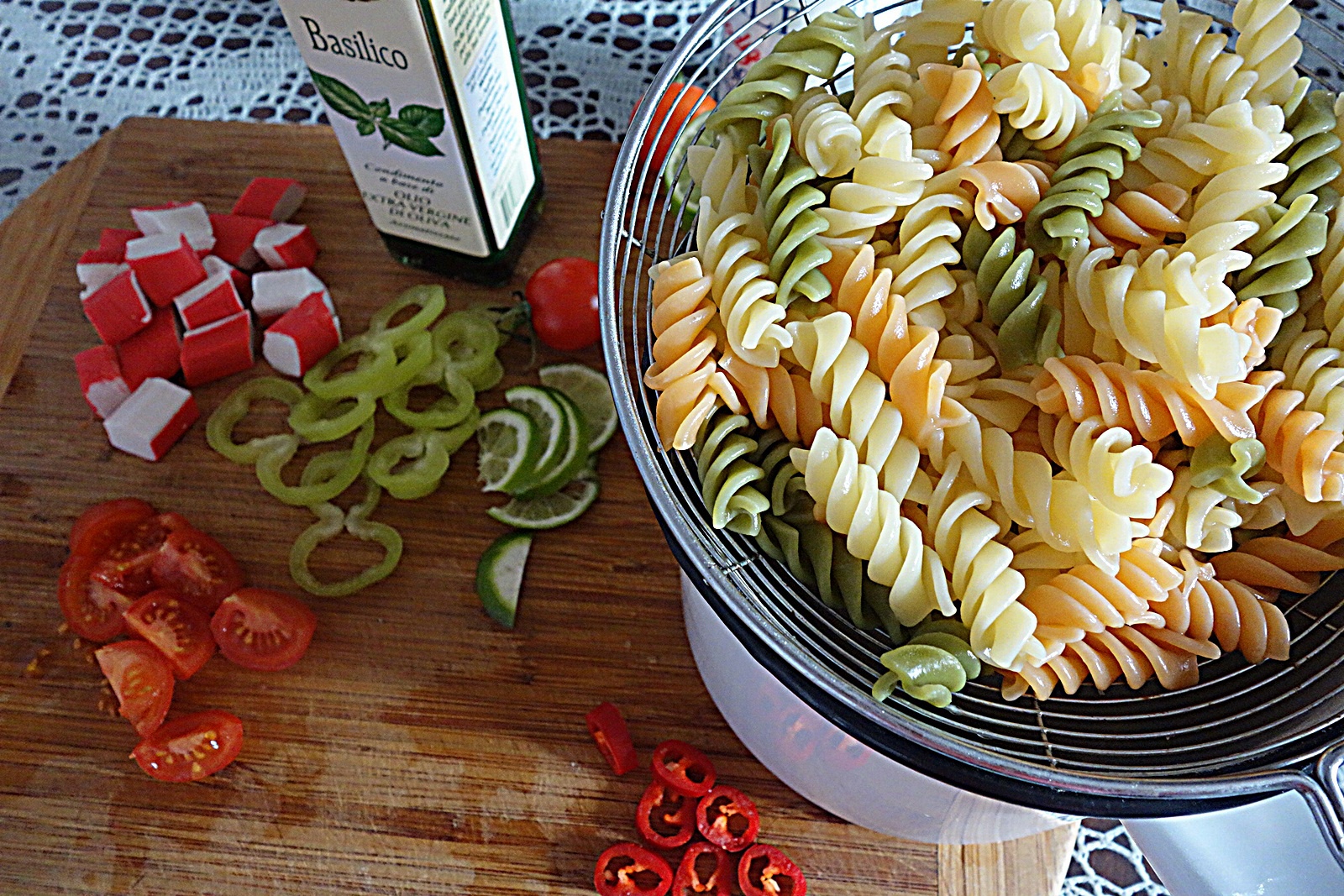 Fusilli tricolori picanti cu surimi