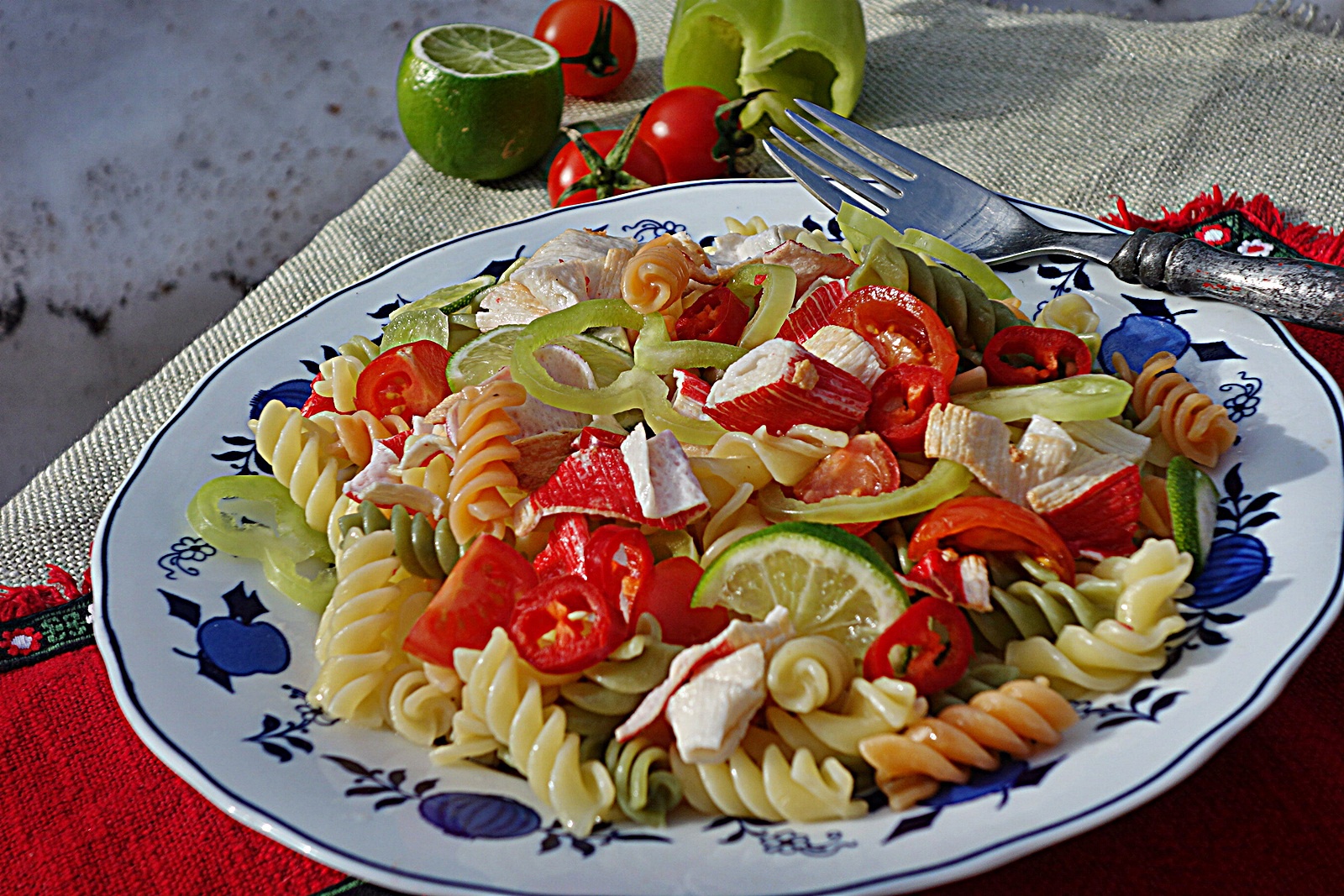 Fusilli tricolori picanti cu surimi