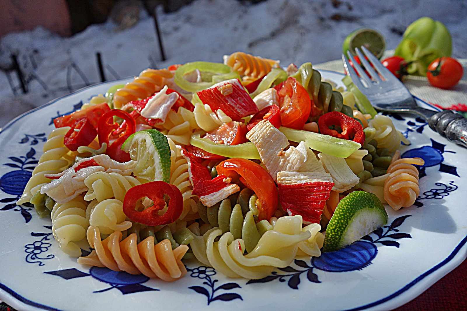 Fusilli tricolori picanti cu surimi