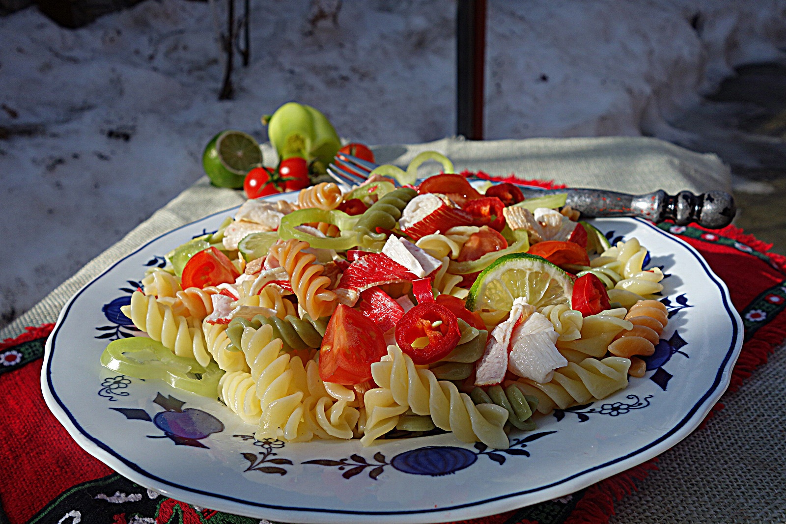 Fusilli tricolori picanti cu surimi