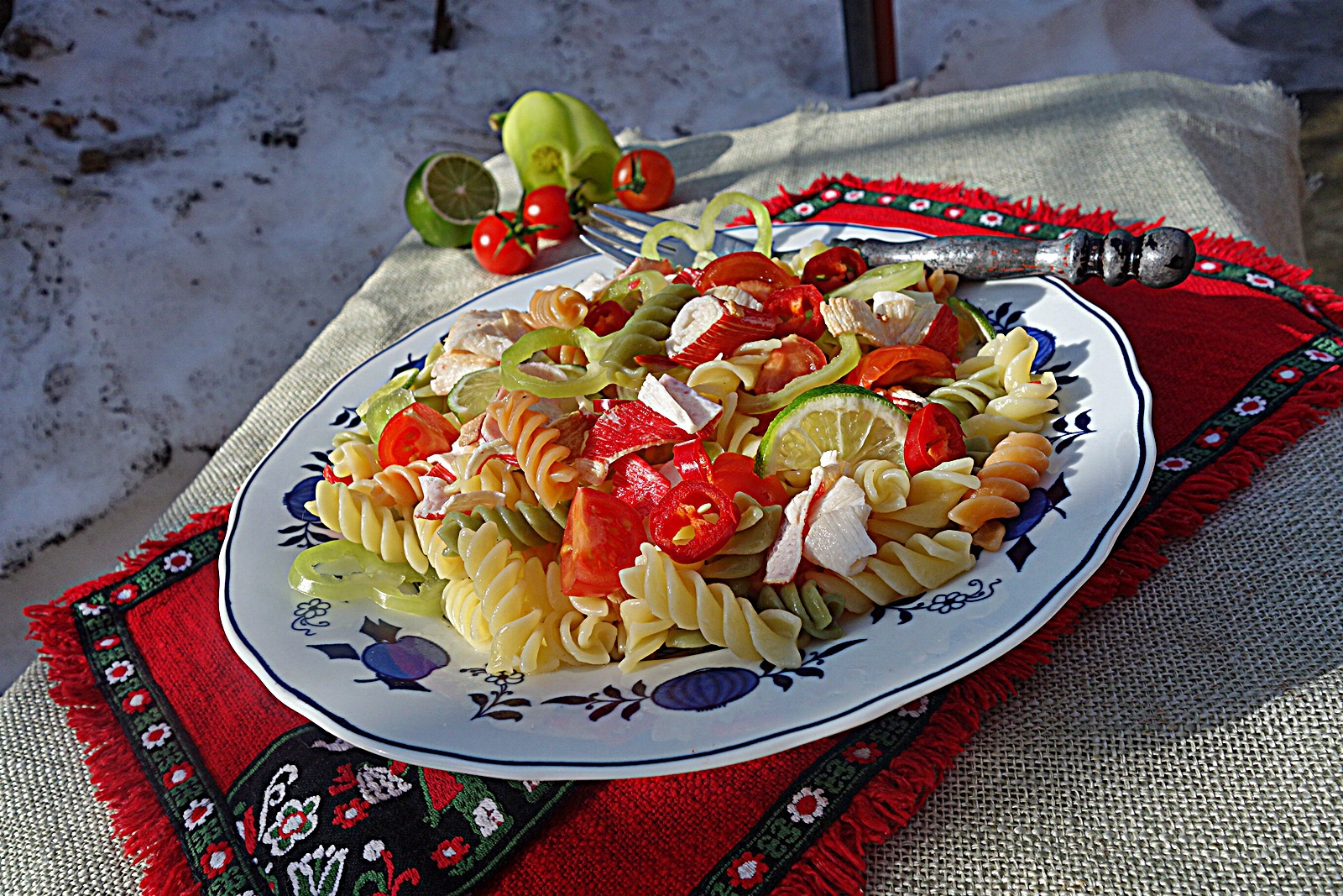 Fusilli tricolori picanti cu surimi