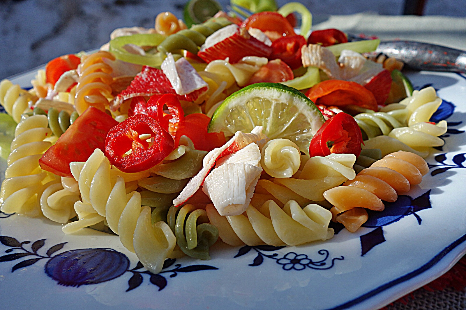 Fusilli tricolori picanti cu surimi