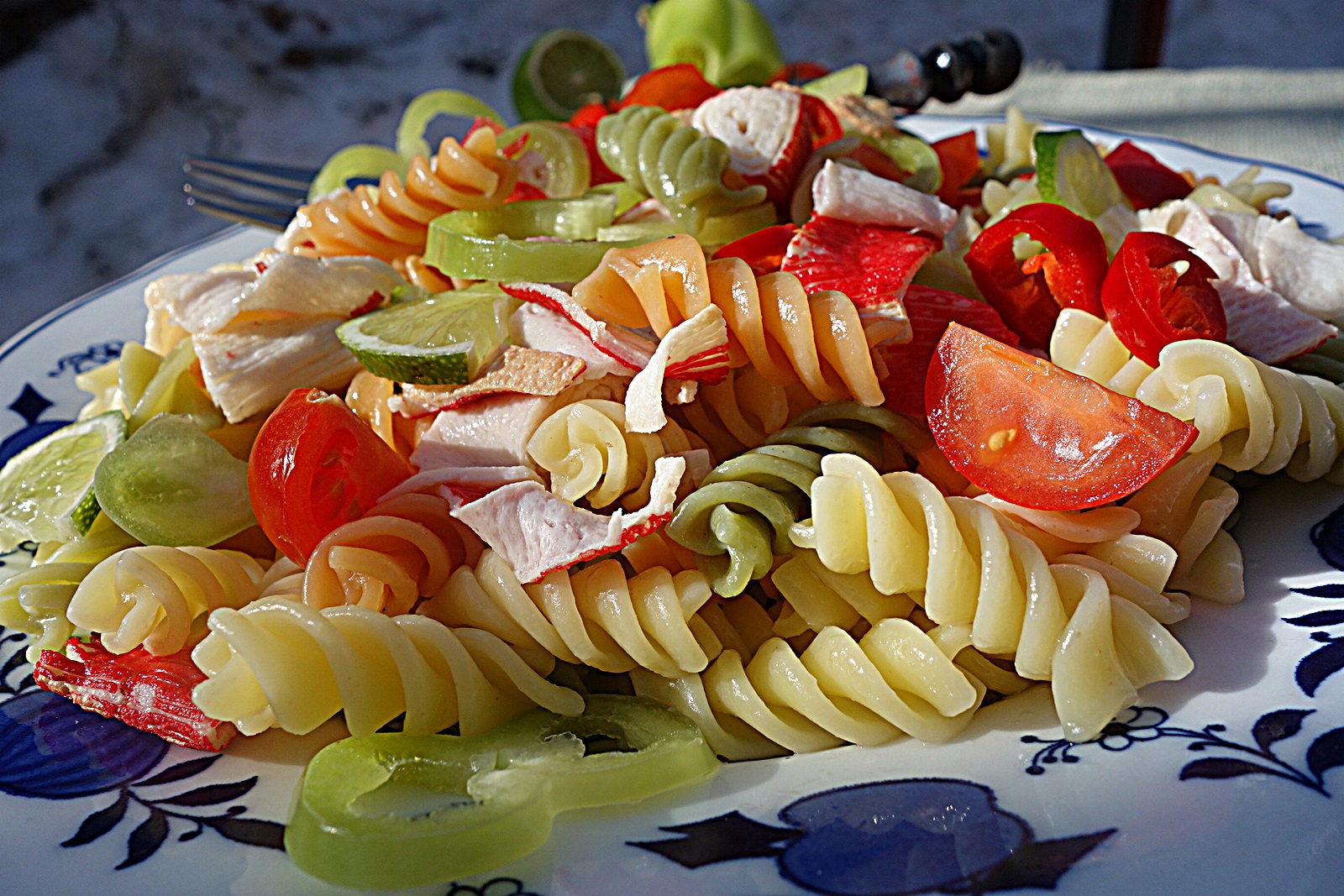 Fusilli tricolori picanti cu surimi