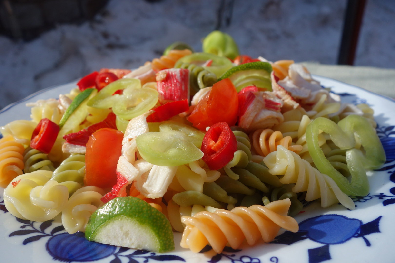 Fusilli tricolori picanti cu surimi