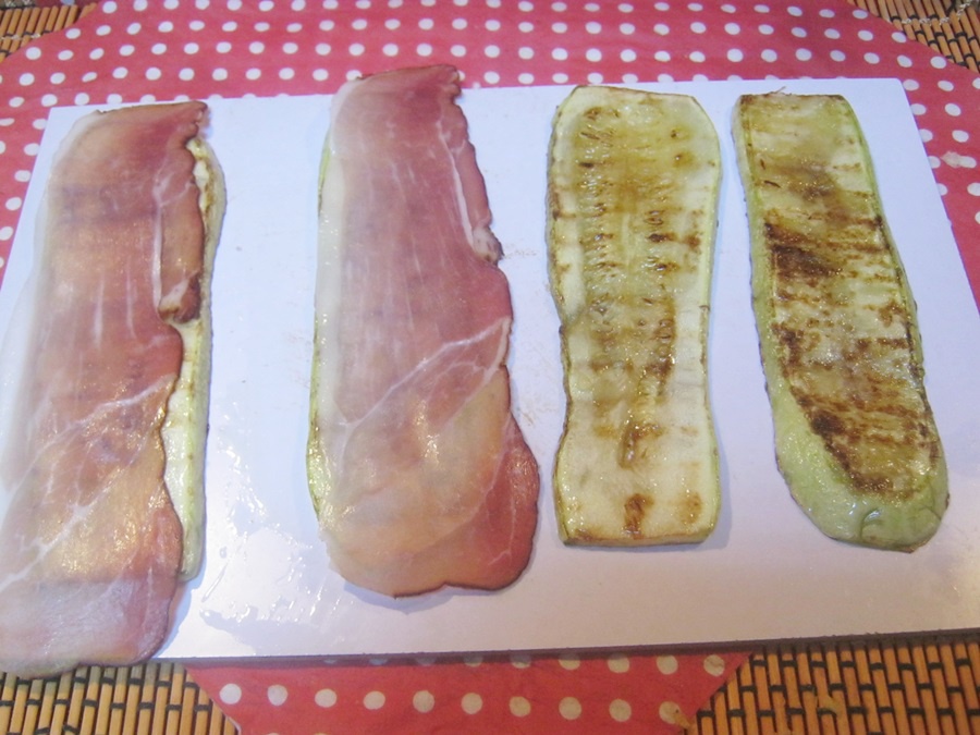 Rulouri de dovlecei cu branza si bacon