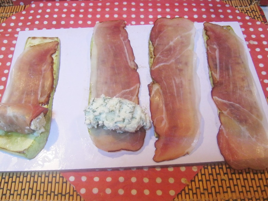 Rulouri de dovlecei cu branza si bacon