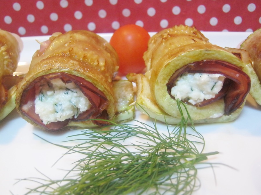 Rulouri de dovlecei cu branza si bacon