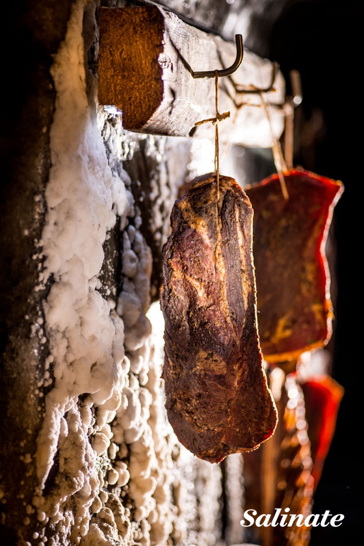 Încercați Salinate, specialități tradiționale din carne maturate chiar în Salina Turda