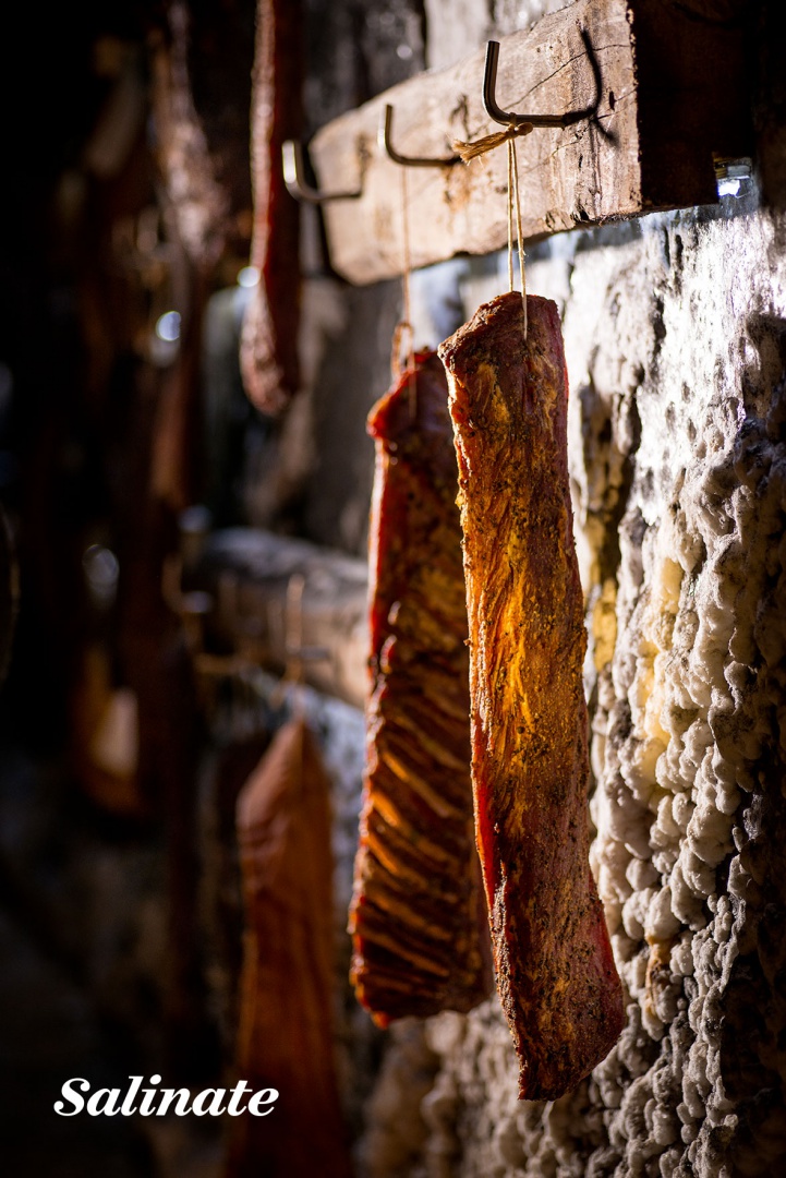 Încercați Salinate, specialități tradiționale din carne maturate chiar în Salina Turda