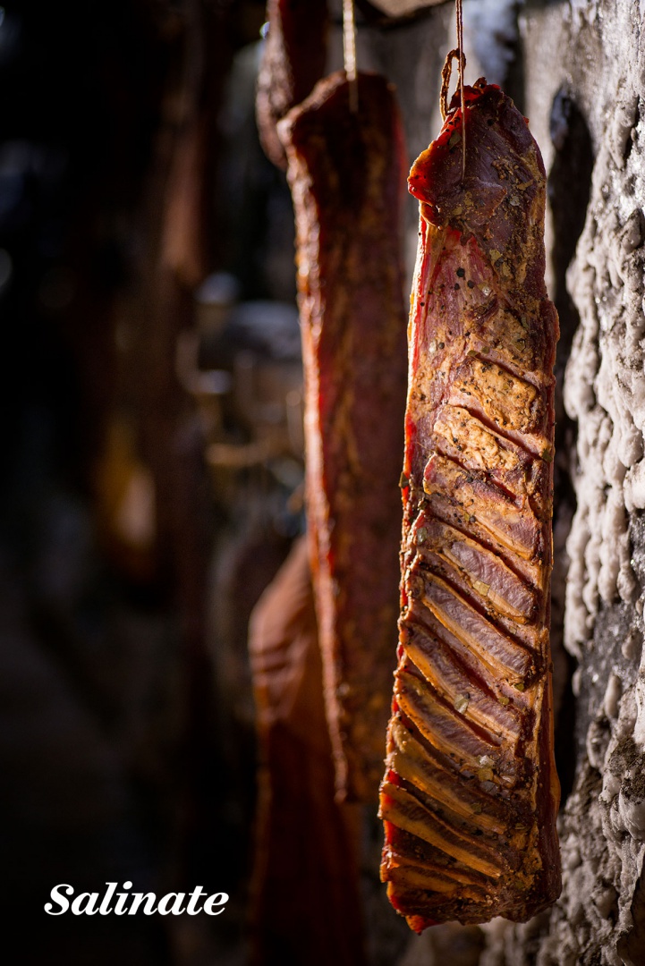 Încercați Salinate, specialități tradiționale din carne maturate chiar în Salina Turda