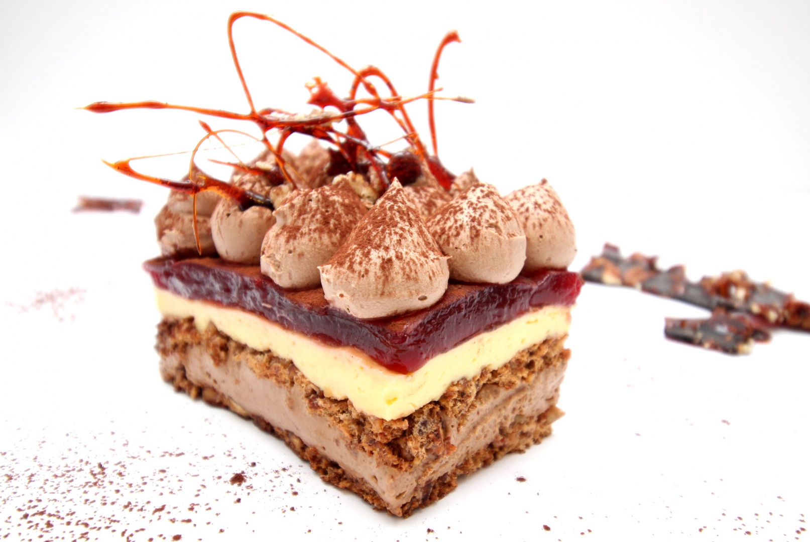 Prajitura cu nuca, ciocolata, crema de vanilie si jeleu de capsuni