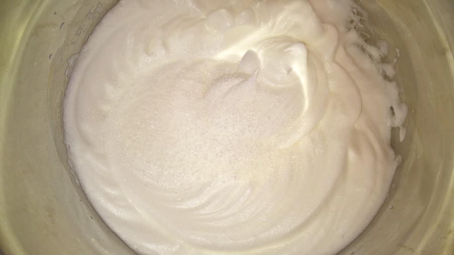 Prajitura cu nuca, ciocolata, crema de vanilie si jeleu de capsuni