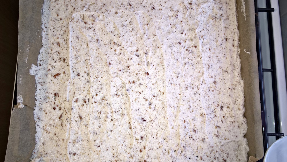 Prajitura cu nuca, ciocolata, crema de vanilie si jeleu de capsuni