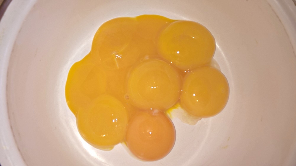 Prajitura cu nuca, ciocolata, crema de vanilie si jeleu de capsuni