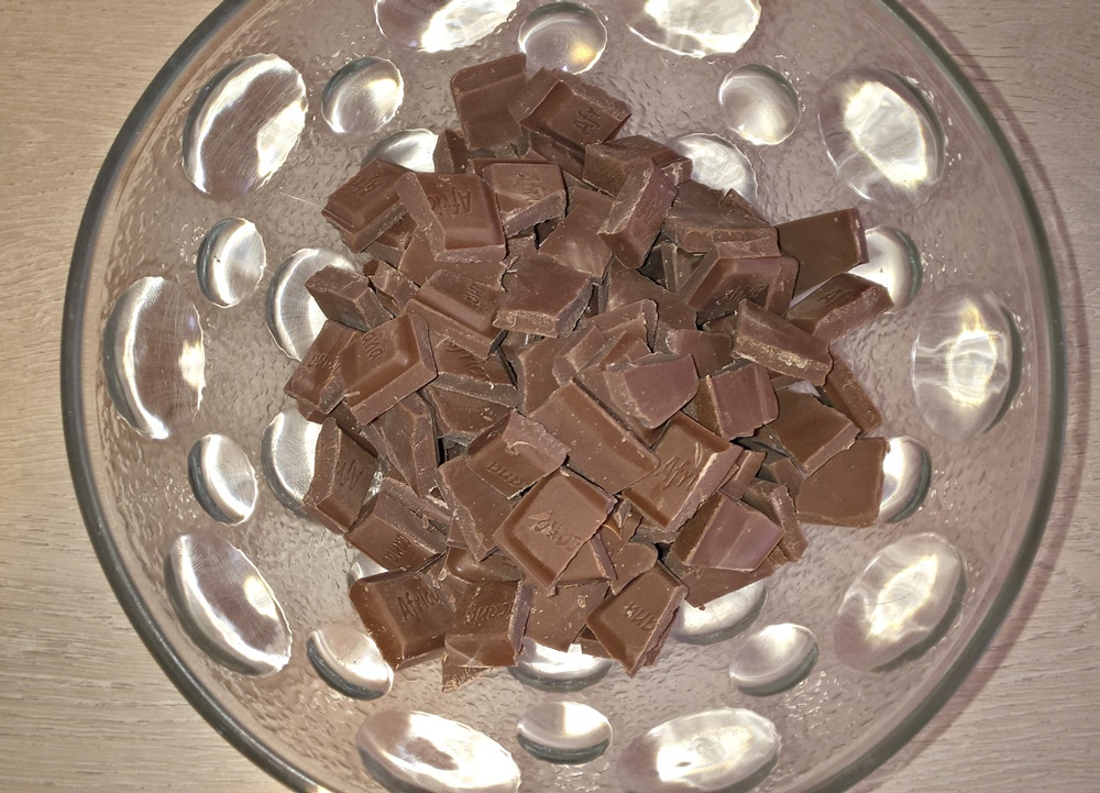 Prajitura cu nuca, ciocolata, crema de vanilie si jeleu de capsuni