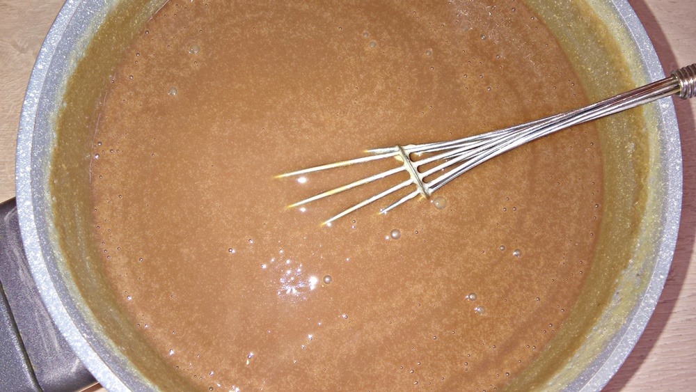 Prajitura cu nuca, ciocolata, crema de vanilie si jeleu de capsuni