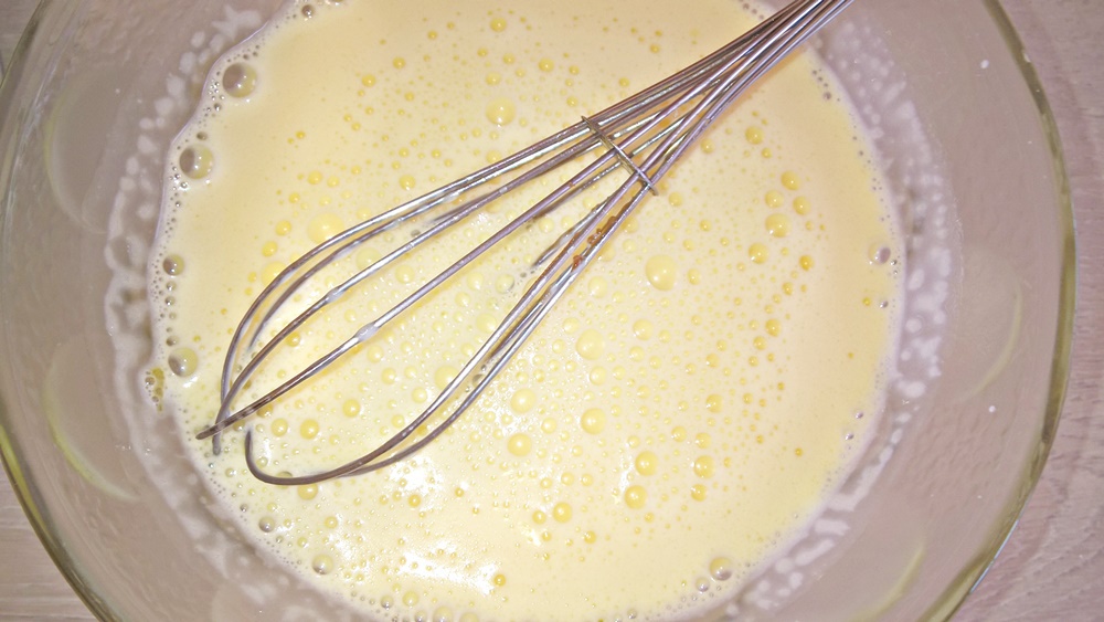 Prajitura cu nuca, ciocolata, crema de vanilie si jeleu de capsuni