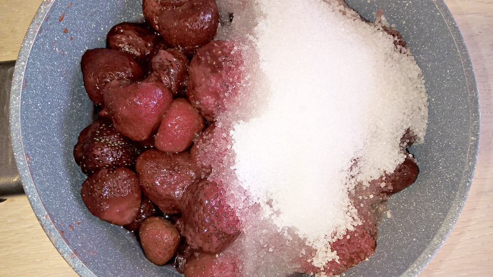 Prajitura cu nuca, ciocolata, crema de vanilie si jeleu de capsuni