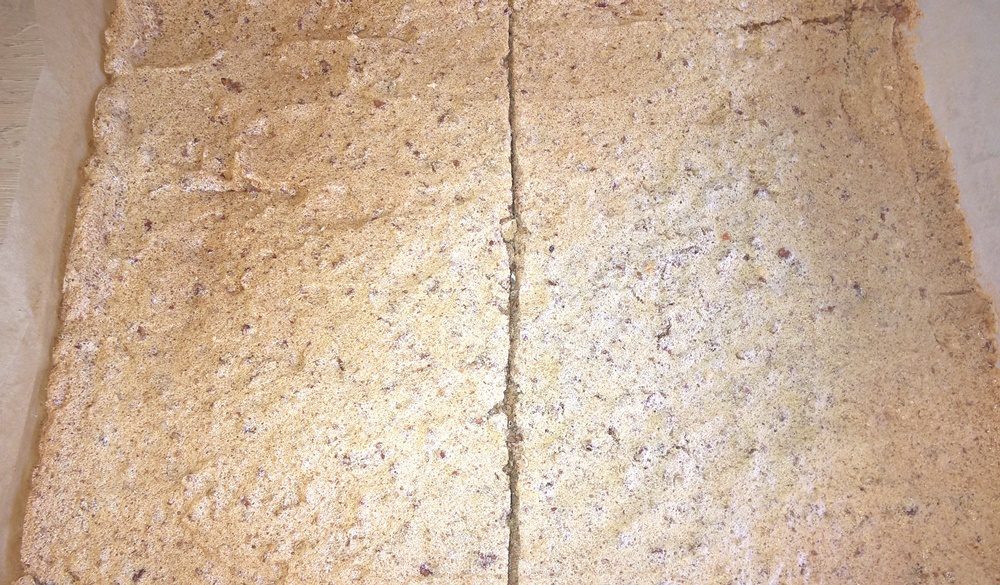 Prajitura cu nuca, ciocolata, crema de vanilie si jeleu de capsuni