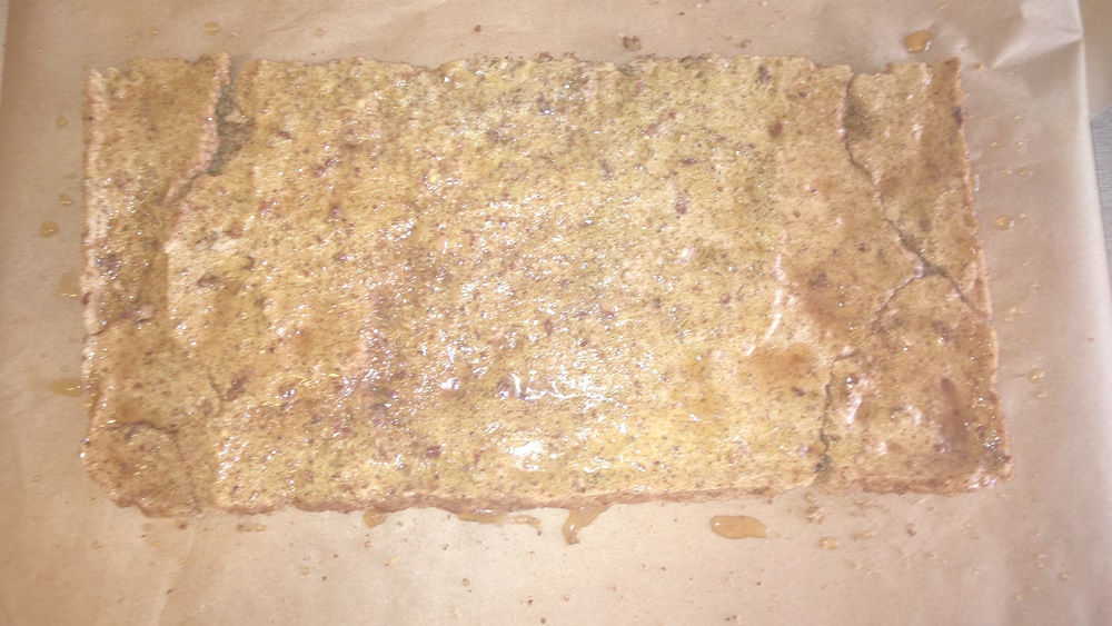 Prajitura cu nuca, ciocolata, crema de vanilie si jeleu de capsuni