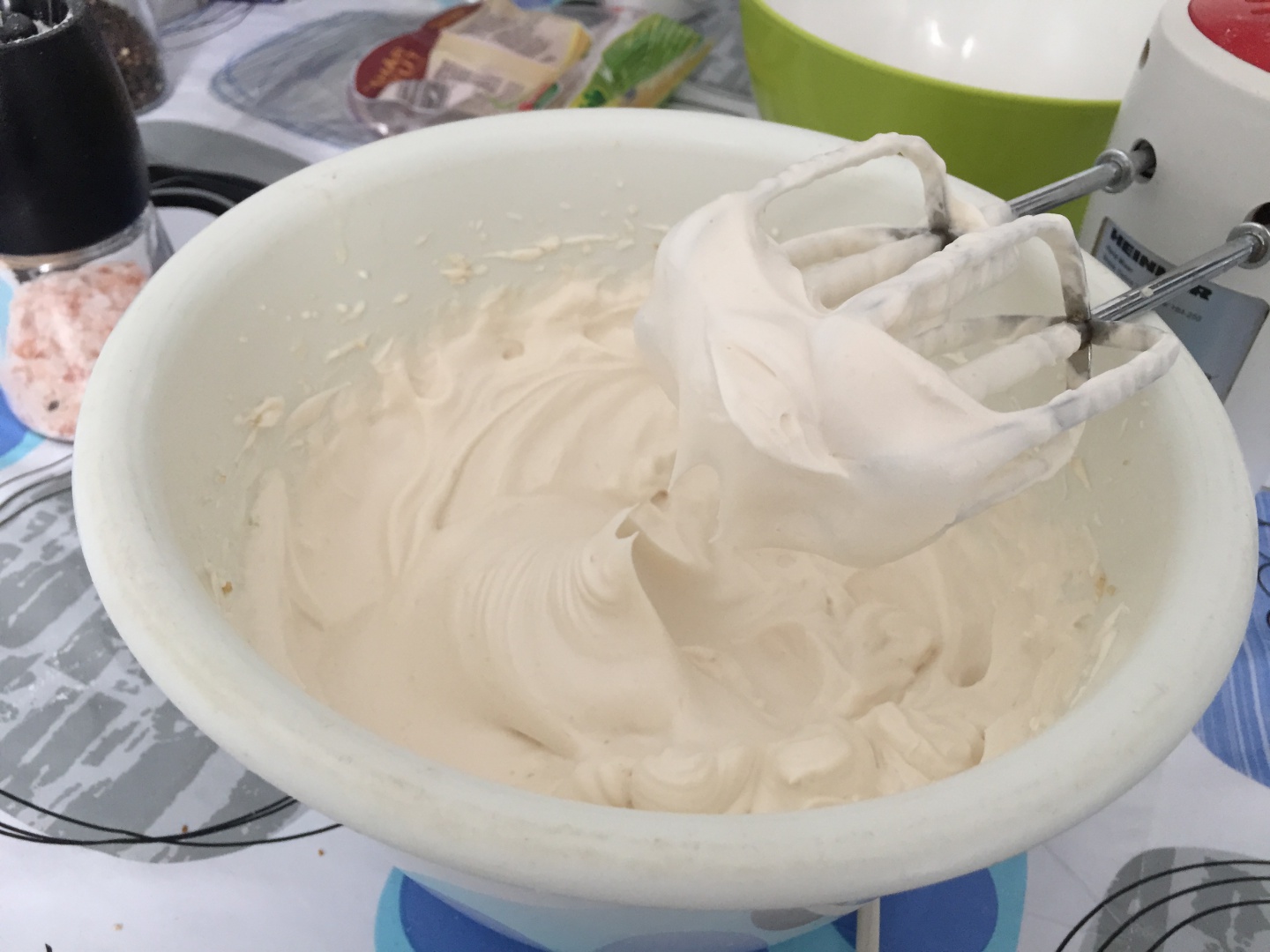 Tort usor cu mascarpone si fructe de padure