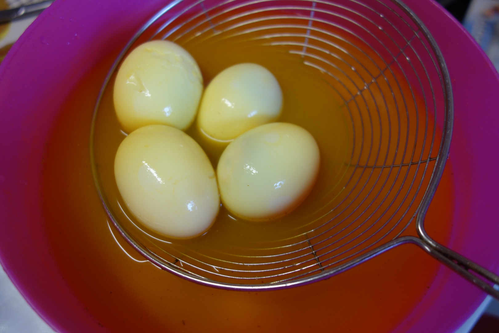 Oua umplute - colorate in turmenic