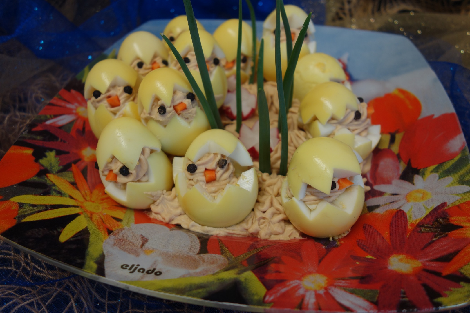 Oua umplute - colorate in turmenic