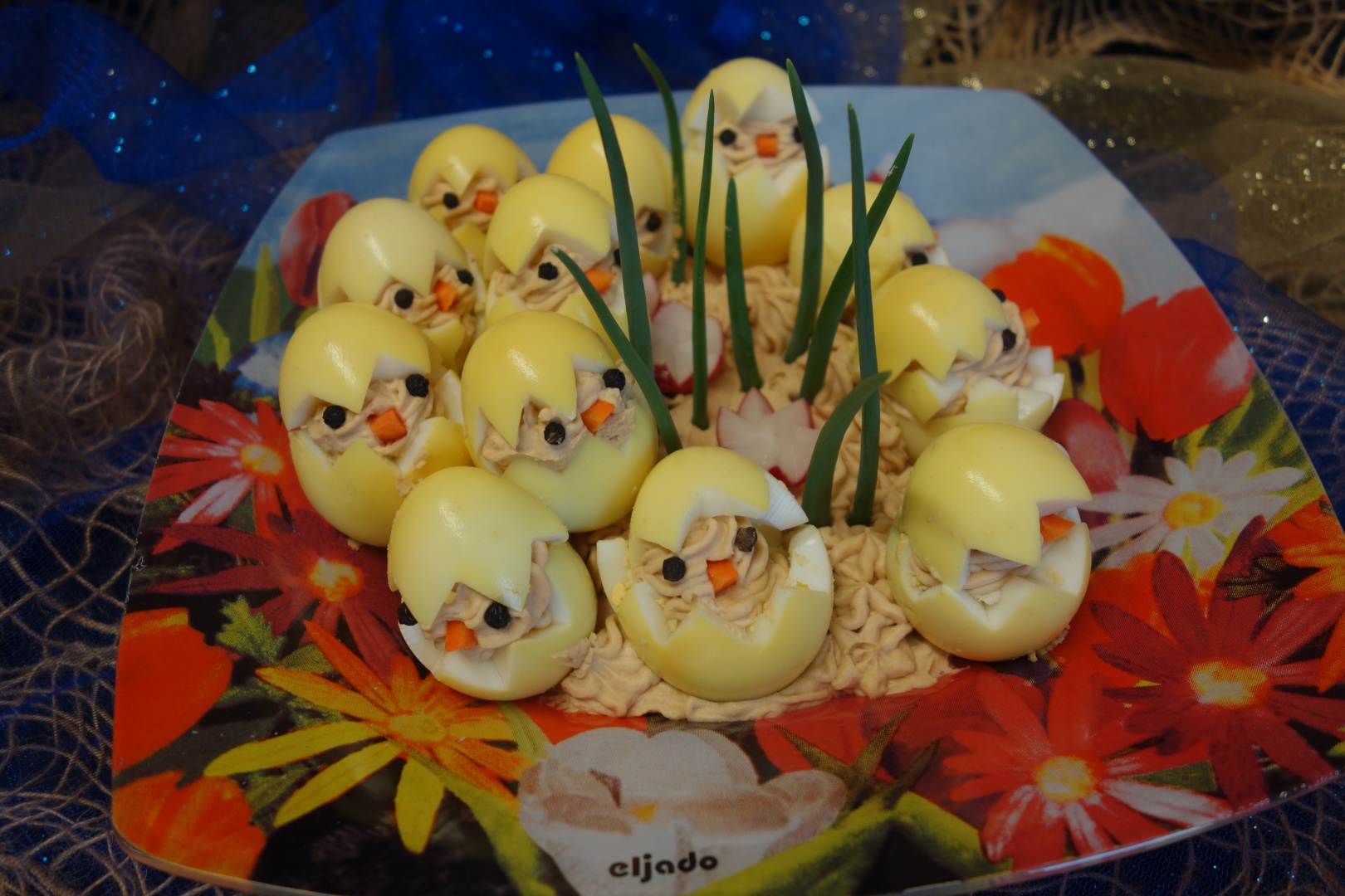 Oua umplute - colorate in turmenic