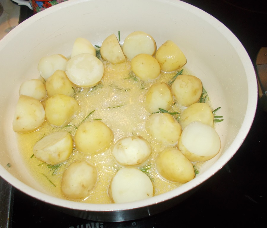 Pulpa de miel in vin alb cu salvie si cartofi calugaresti