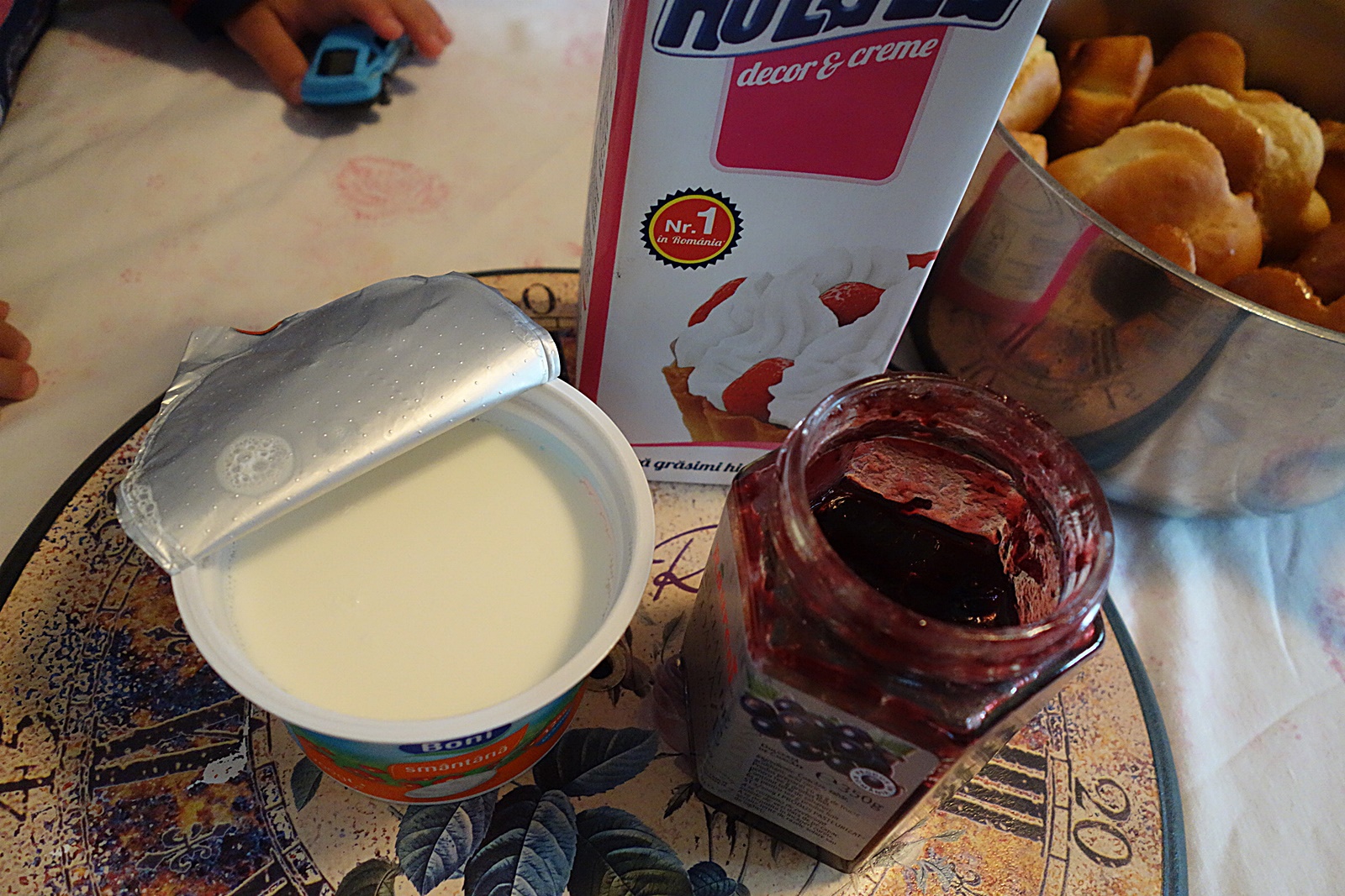 Savarine cu spuma de coacaze