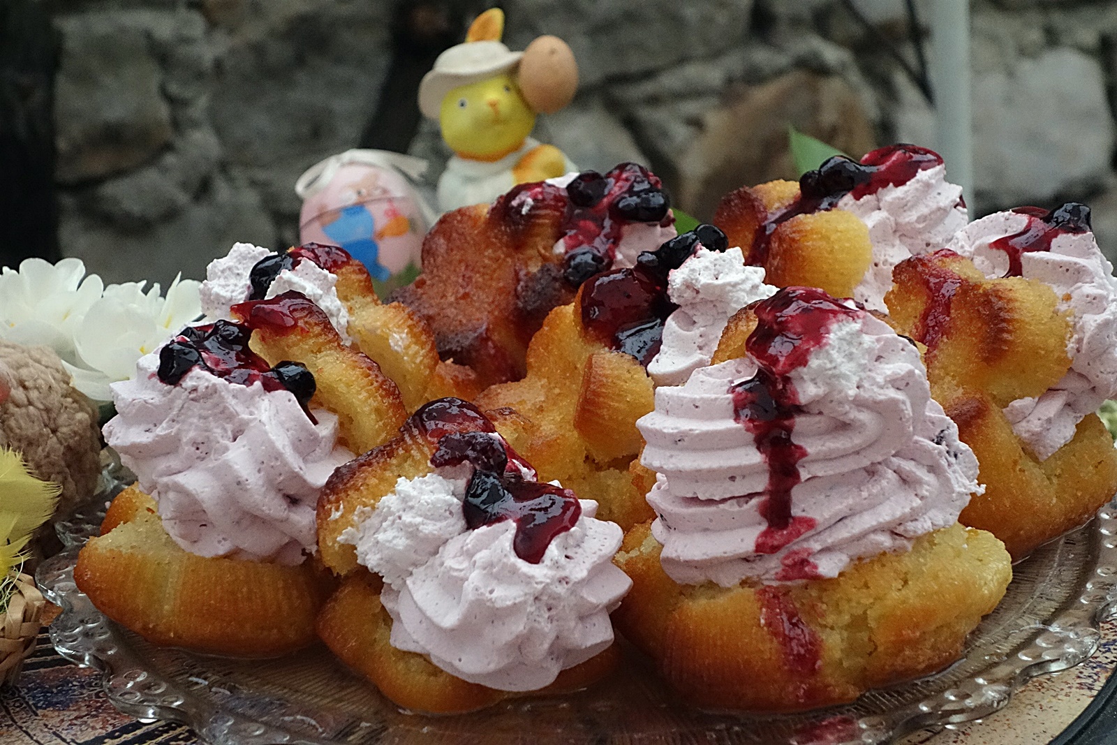 Savarine cu spuma de coacaze