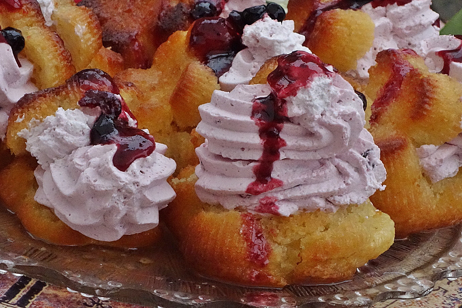 Savarine cu spuma de coacaze