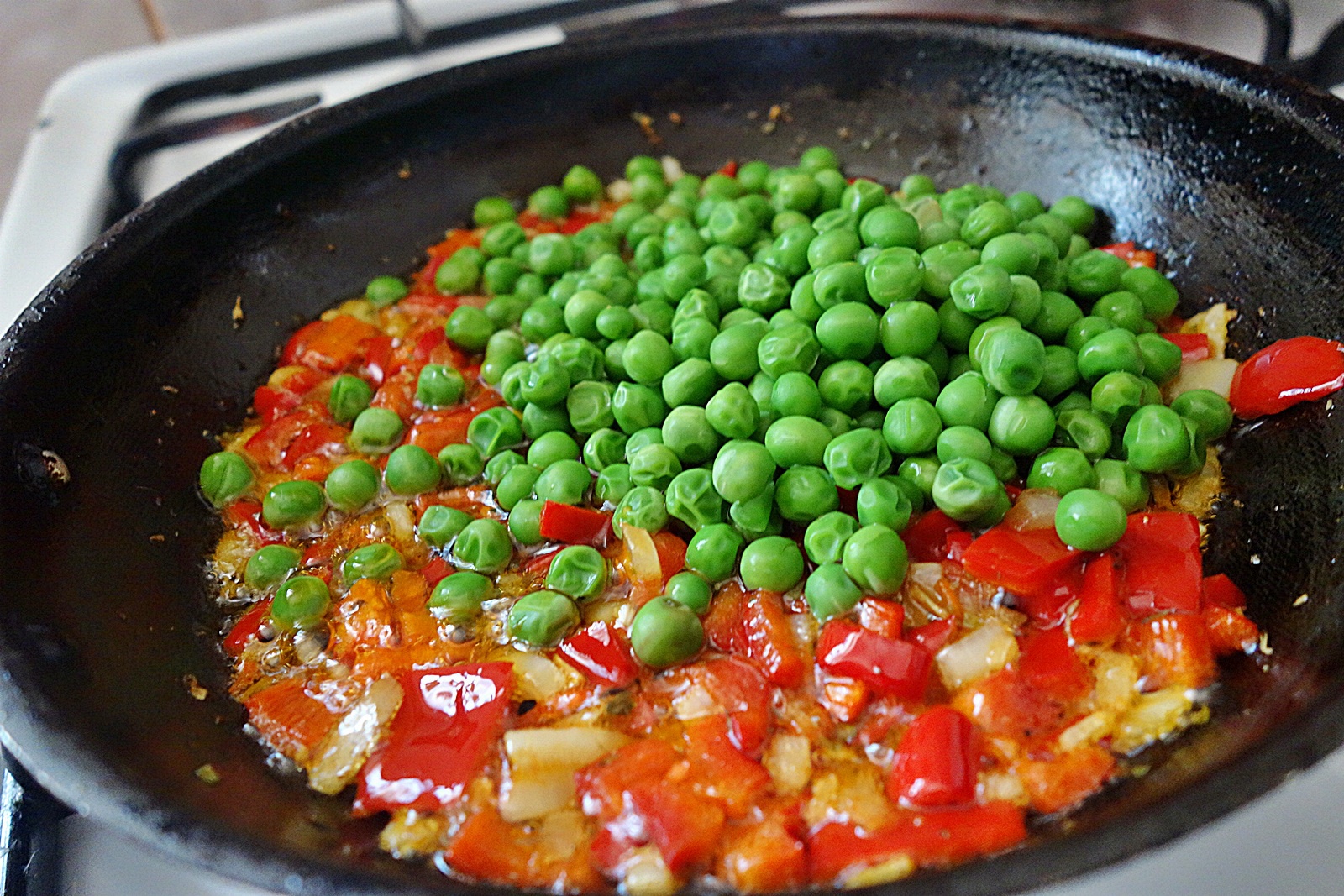 Ciupercute umplute cu mazare, mozzarella si oua de prepelita