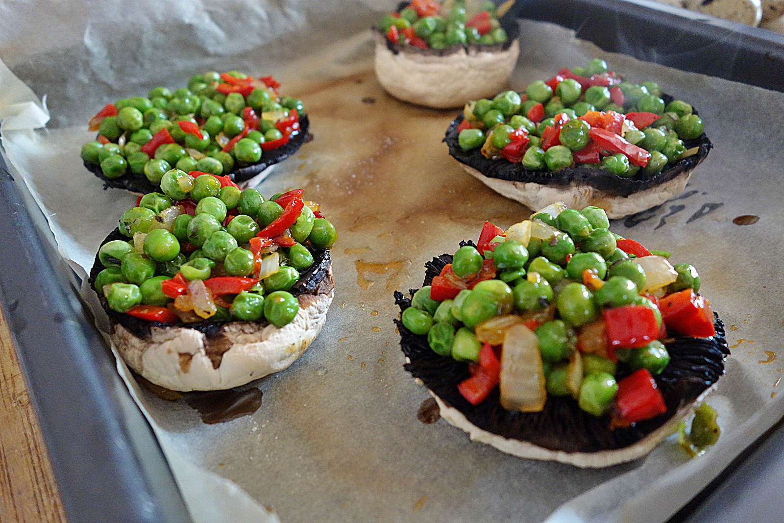 Ciupercute umplute cu mazare, mozzarella si oua de prepelita