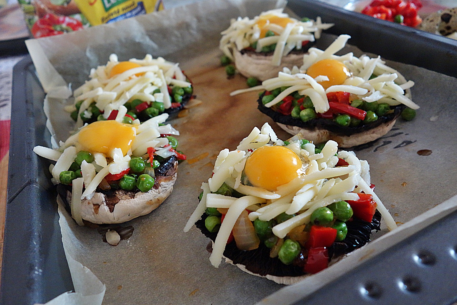 Ciupercute umplute cu mazare, mozzarella si oua de prepelita