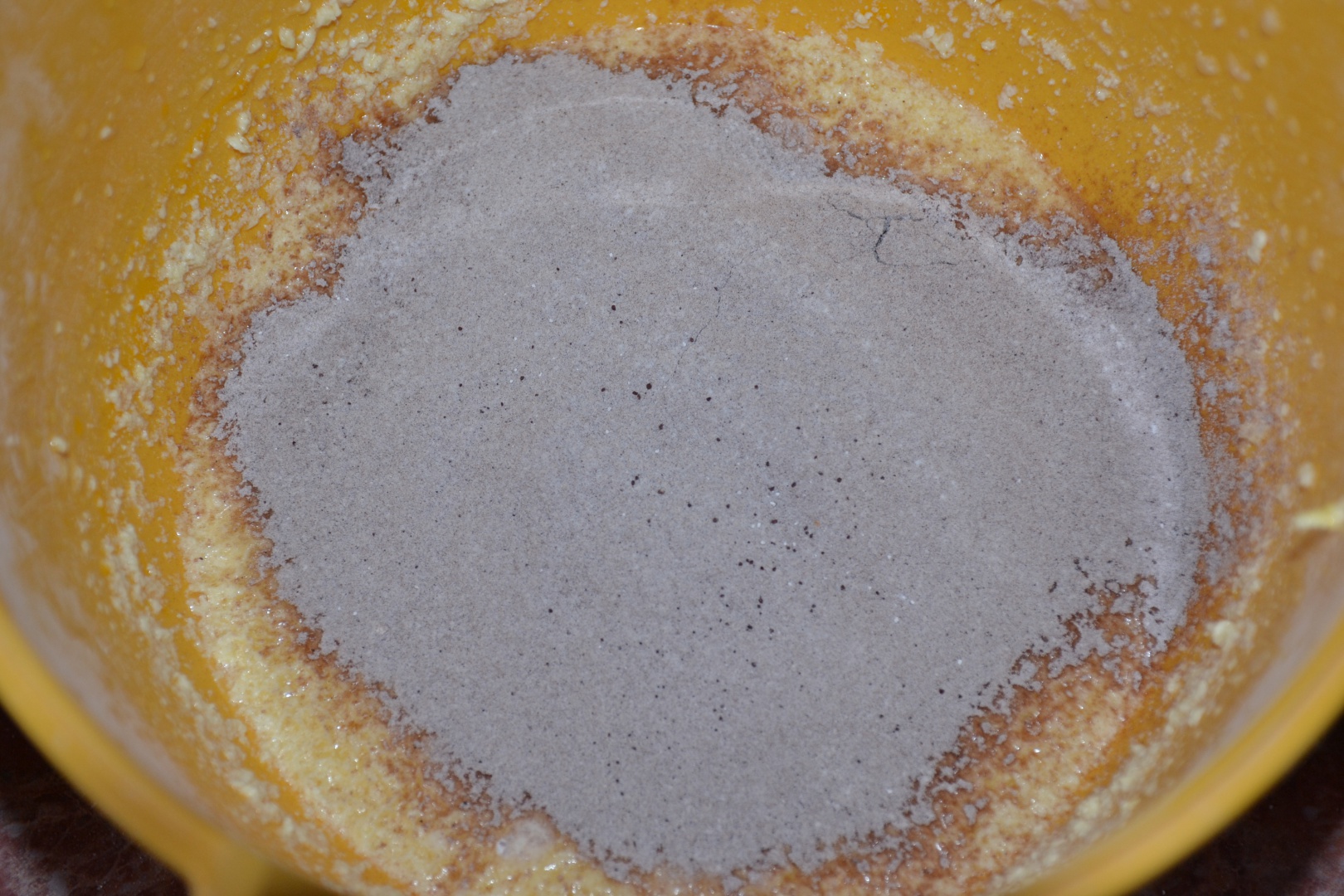 Pasca bicolora cu smantana, branza si ciocolata