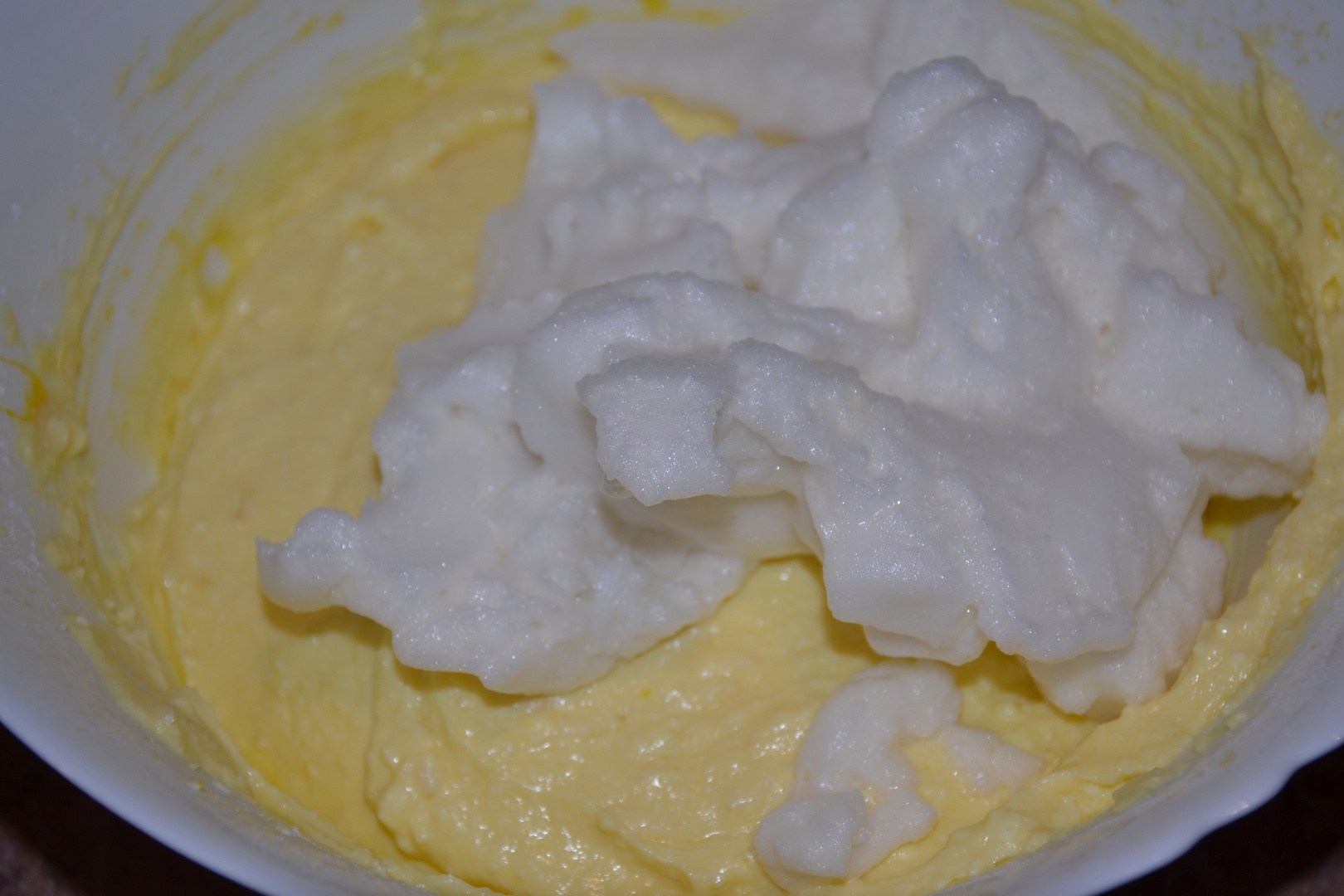 Pasca bicolora cu smantana, branza si ciocolata