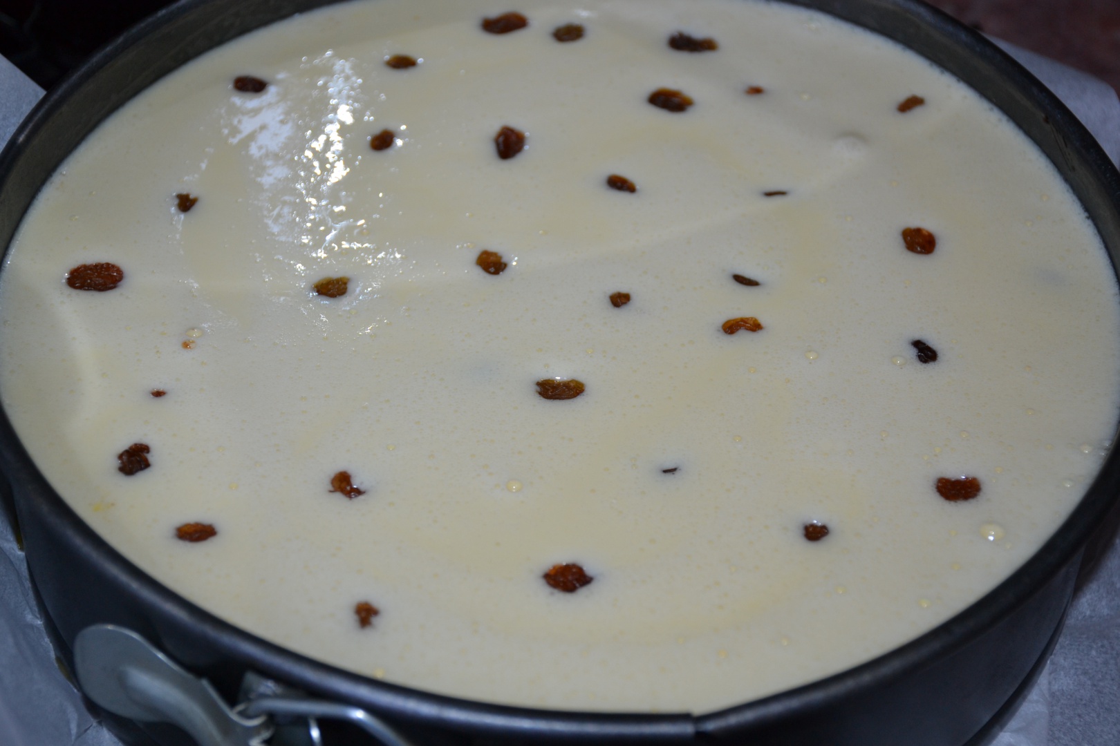 Pasca bicolora cu smantana, branza si ciocolata