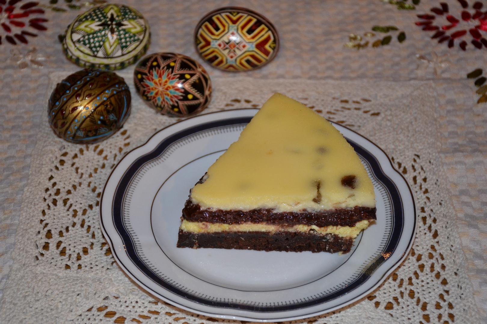 Pasca bicolora cu smantana, branza si ciocolata