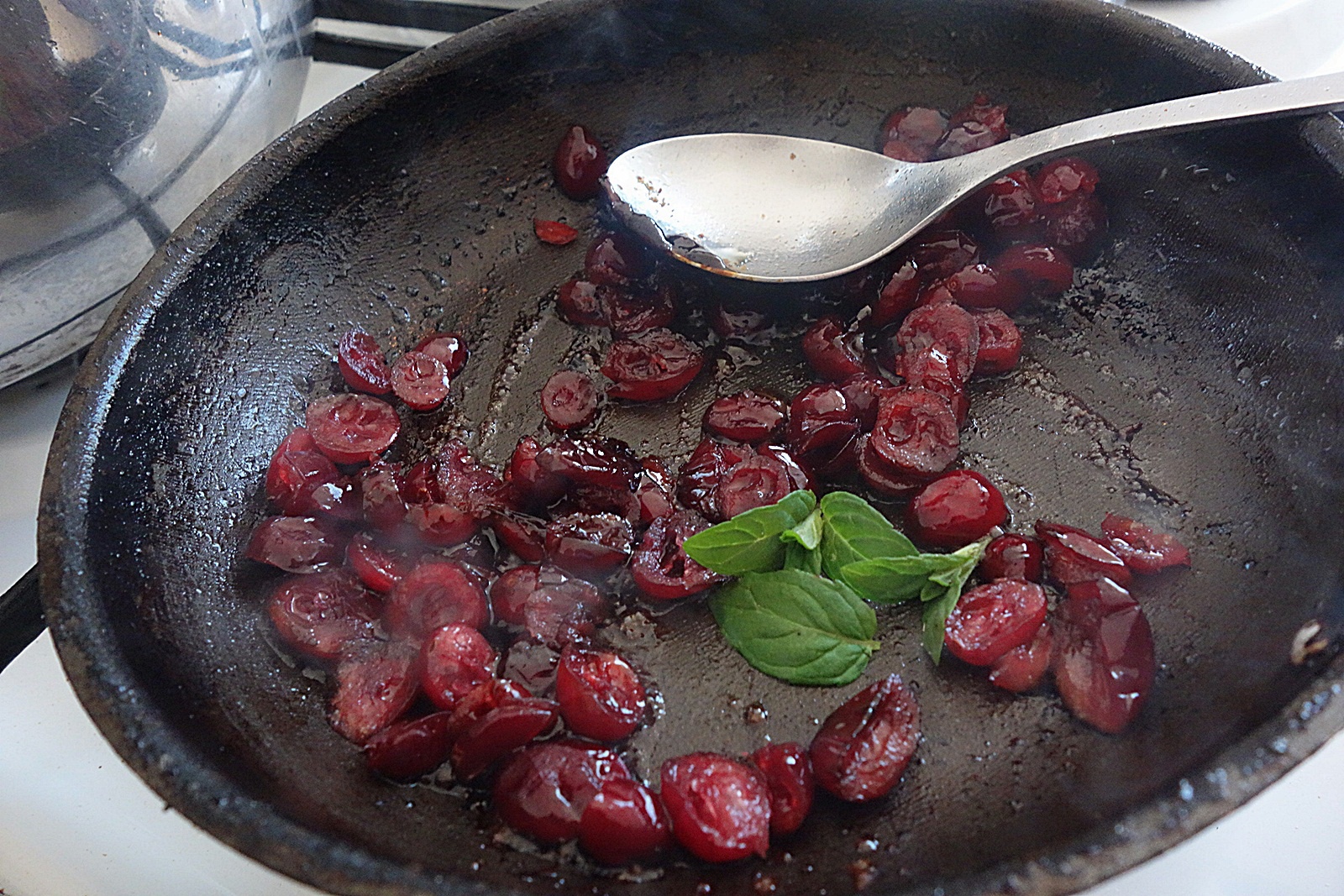 Porumbei in cuib de gris cu sos de merisoare