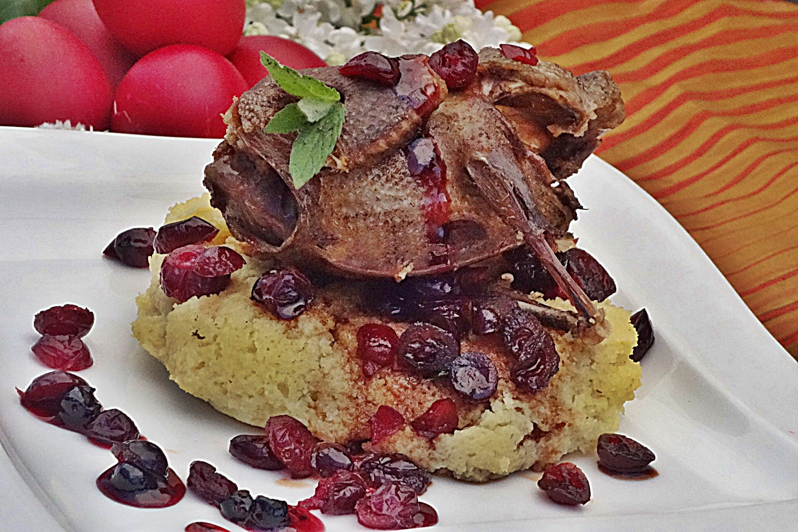 Porumbei in cuib de gris cu sos de merisoare