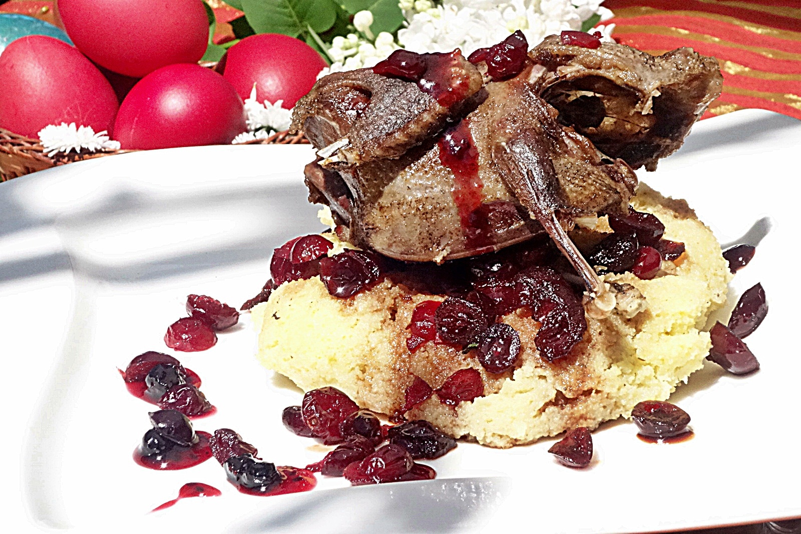 Porumbei in cuib de gris cu sos de merisoare