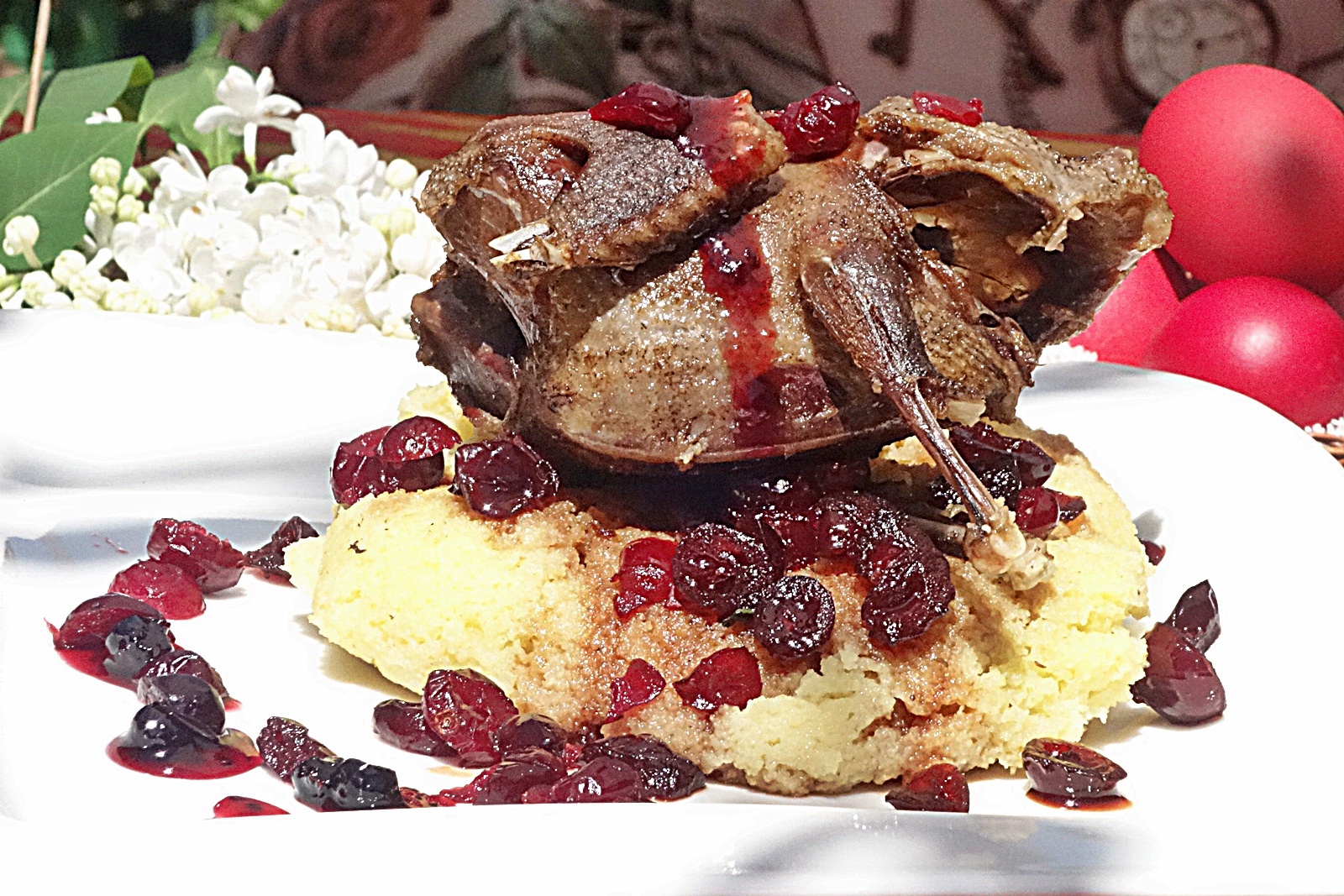 Porumbei in cuib de gris cu sos de merisoare