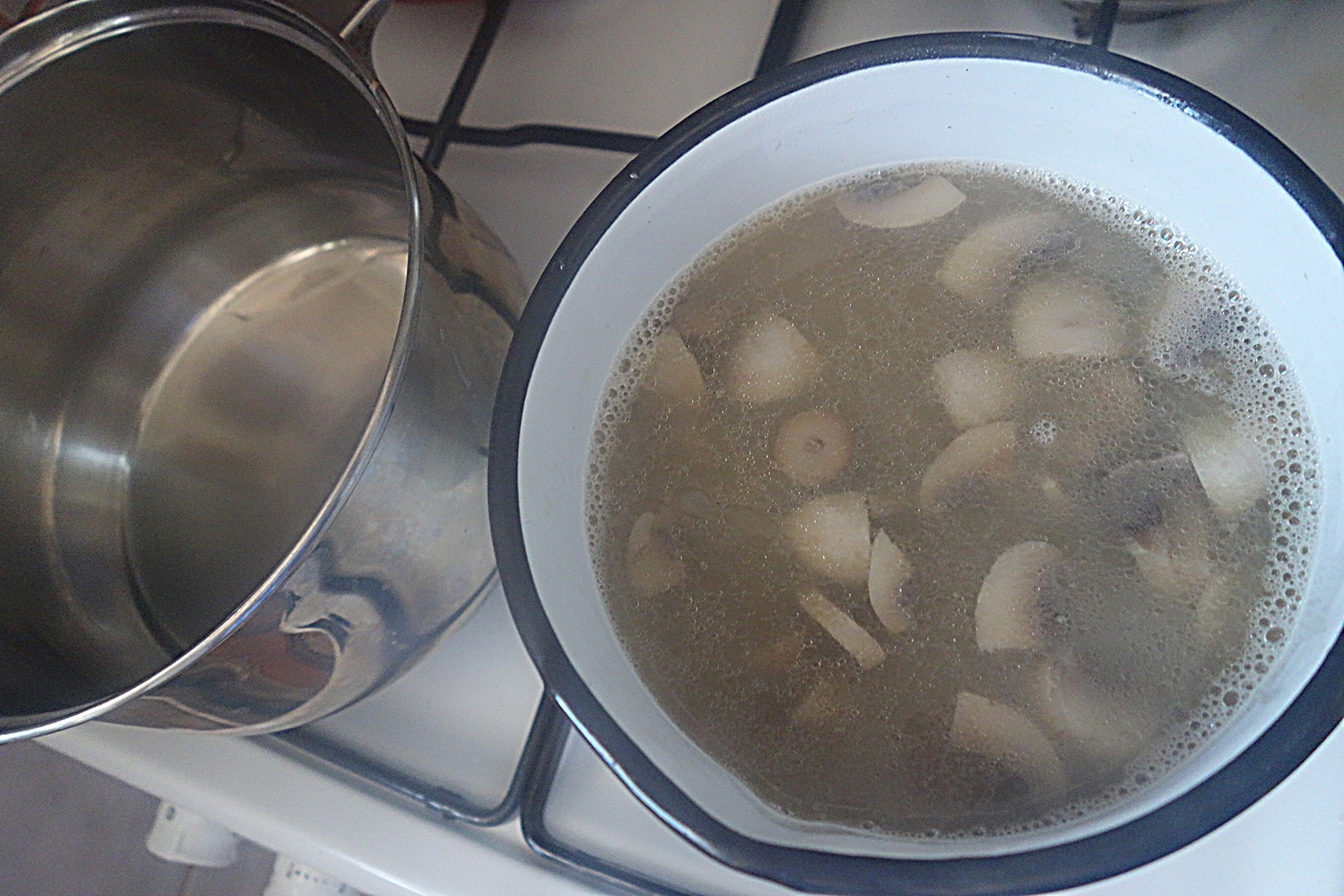 Ciulama de porumbei cu ciuperci proaspete