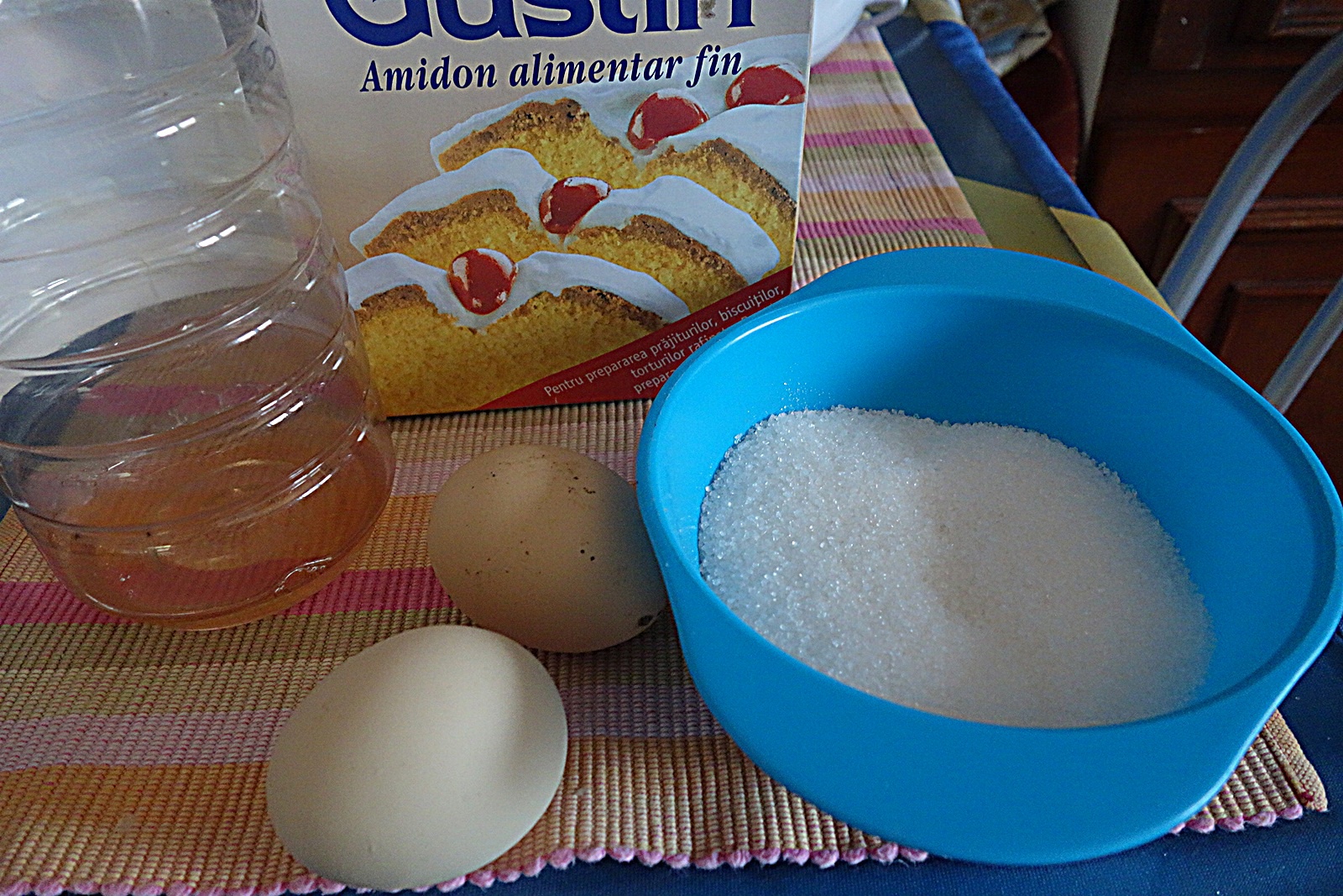 Tortulet acrisor cu gris si bezea