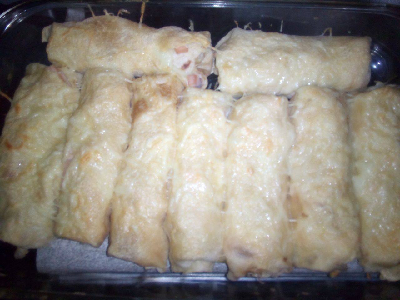 Clatite umplute cu cascaval si sunca de pui