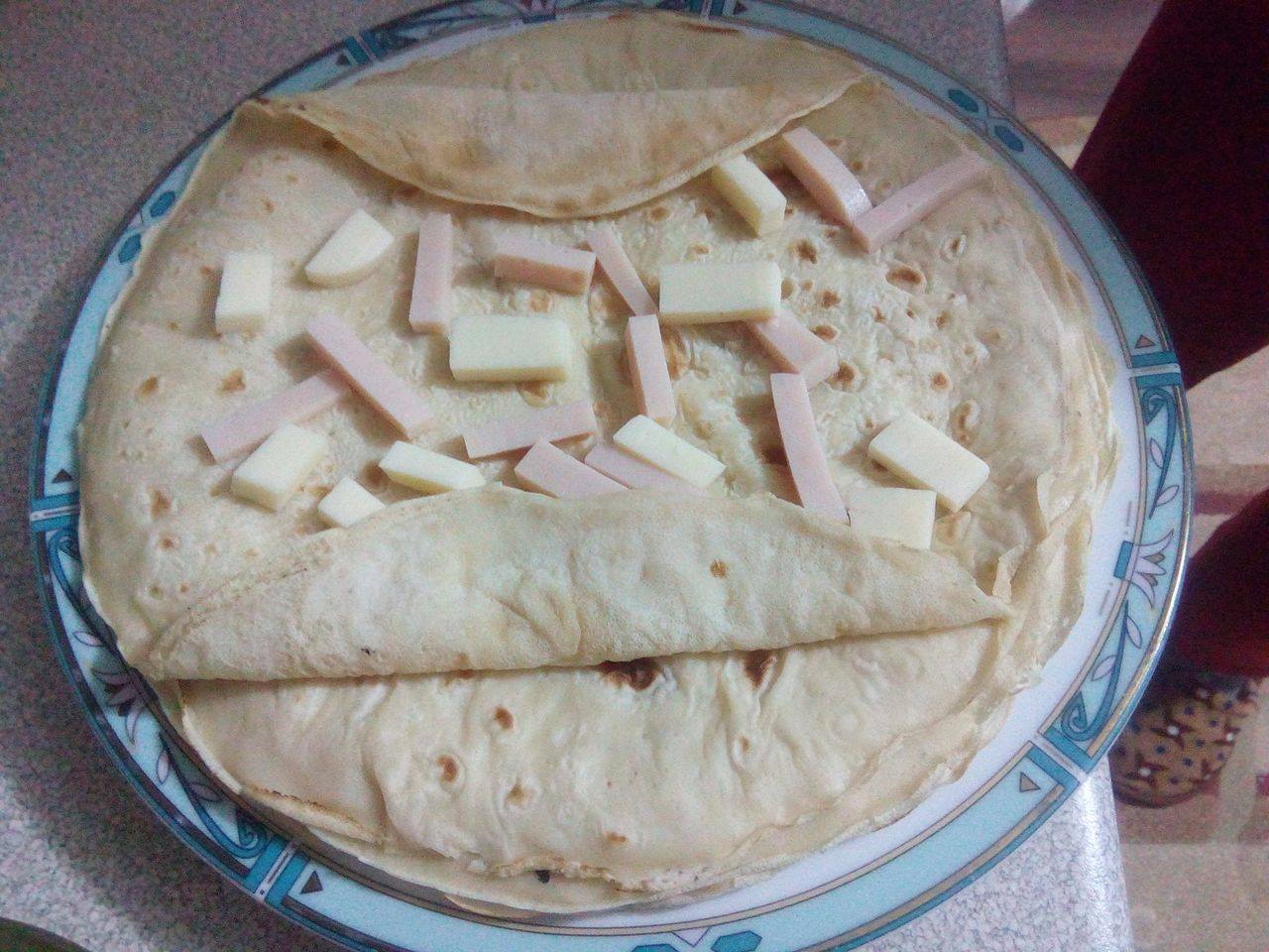 Clatite umplute cu cascaval si sunca de pui